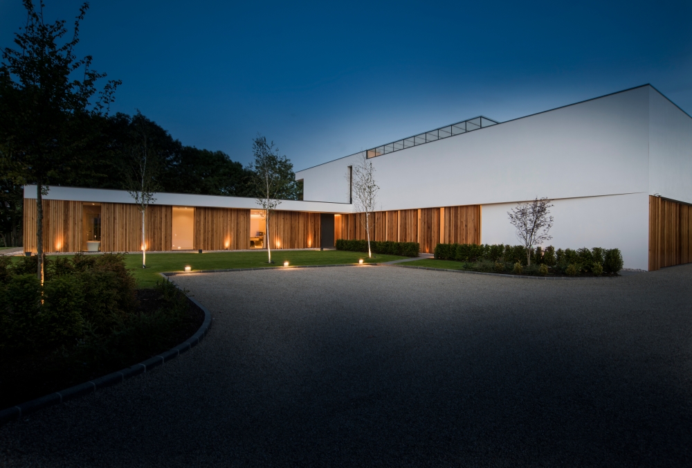 an-elegant-modern-villa-with-cantilevering-forms-overlooking-the-river-clyde-south-lanarkshire-10