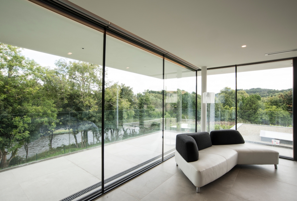 an-elegant-modern-villa-with-cantilevering-forms-overlooking-the-river-clyde-south-lanarkshire-16 an-elegant-modern-villa-with-cantilevering-forms-overlooking-the-river-clyde-south-lanarkshire-16