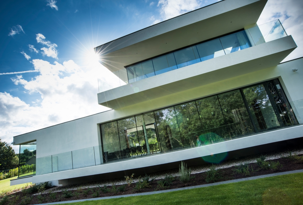 an-elegant-modern-villa-with-cantilevering-forms-overlooking-the-river-clyde-south-lanarkshire-5 an-elegant-modern-villa-with-cantilevering-forms-overlooking-the-river-clyde-south-lanarkshire-5
