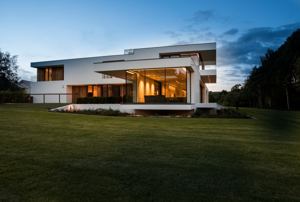 an-elegant-modern-villa-with-cantilevering-forms-overlooking-the-river-clyde-south-lanarkshire-8 an-elegant-modern-villa-with-cantilevering-forms-overlooking-the-river-clyde-south-lanarkshire-8