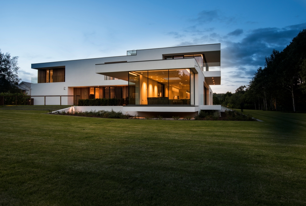 an-elegant-modern-villa-with-cantilevering-forms-overlooking-the-river-clyde-south-lanarkshire-8