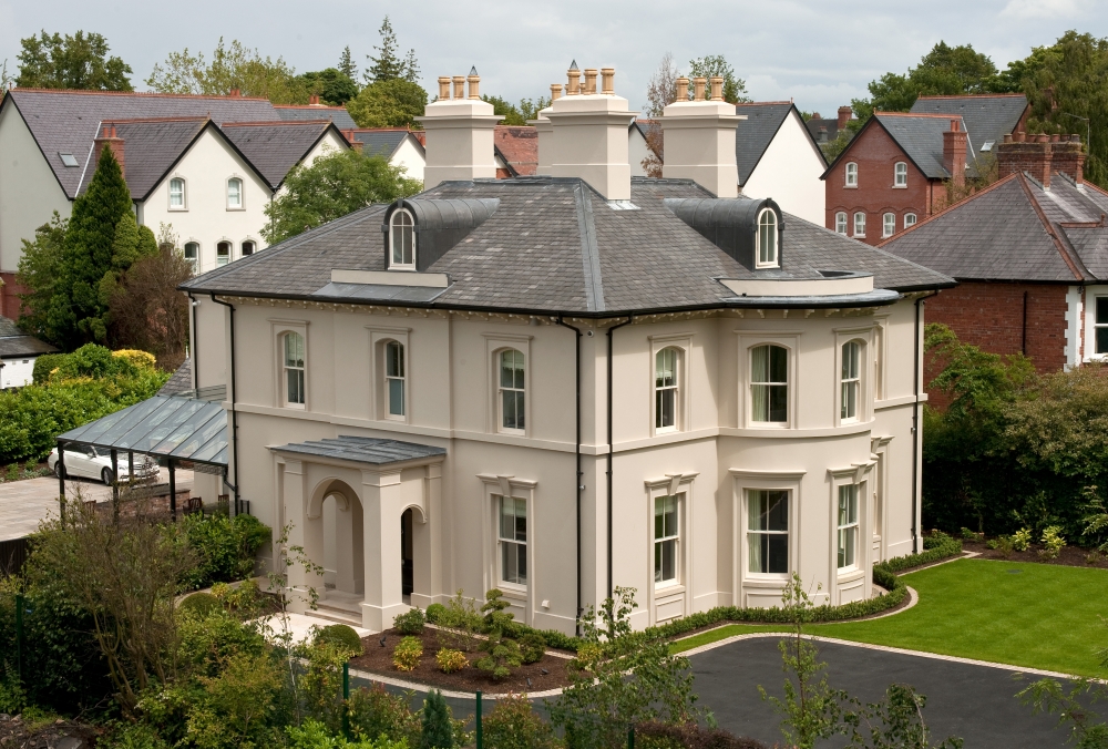 Elegantly proportioned city house with stucco finish settles into plot in conservation area