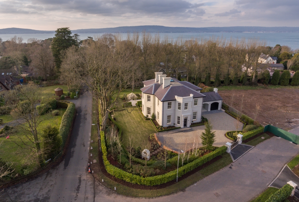 Luxurious Residential Scheme Blends in with Mature Waterside Area Luxurious Residential Scheme Blends in with Mature Waterside Area