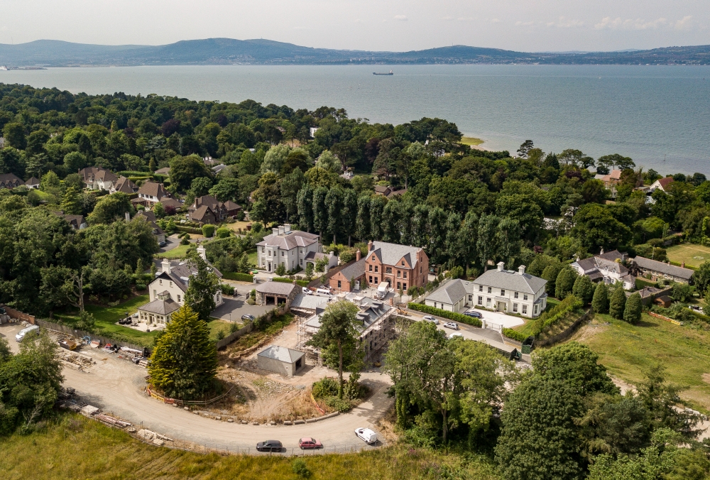 Luxurious Residential Scheme Blends in with Mature Waterside Area