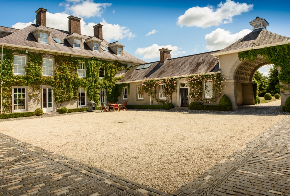 Grand Replica Linen House with Barrel-Vaulted Archway Grand Replica Linen House with Barrel-Vaulted Archway