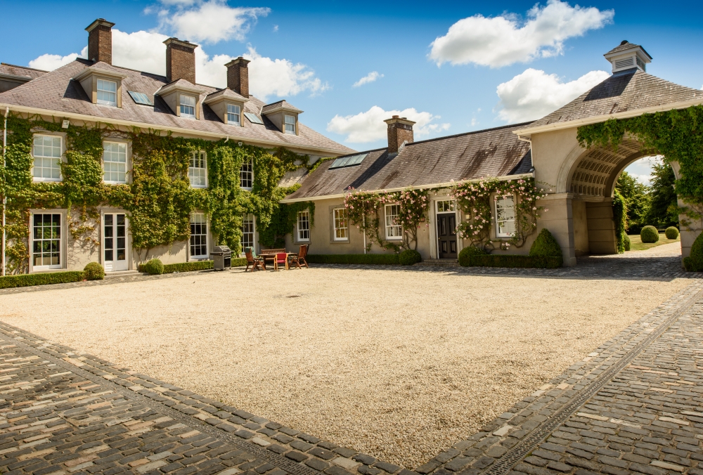 Grand Replica Linen House with Barrel-Vaulted Archway