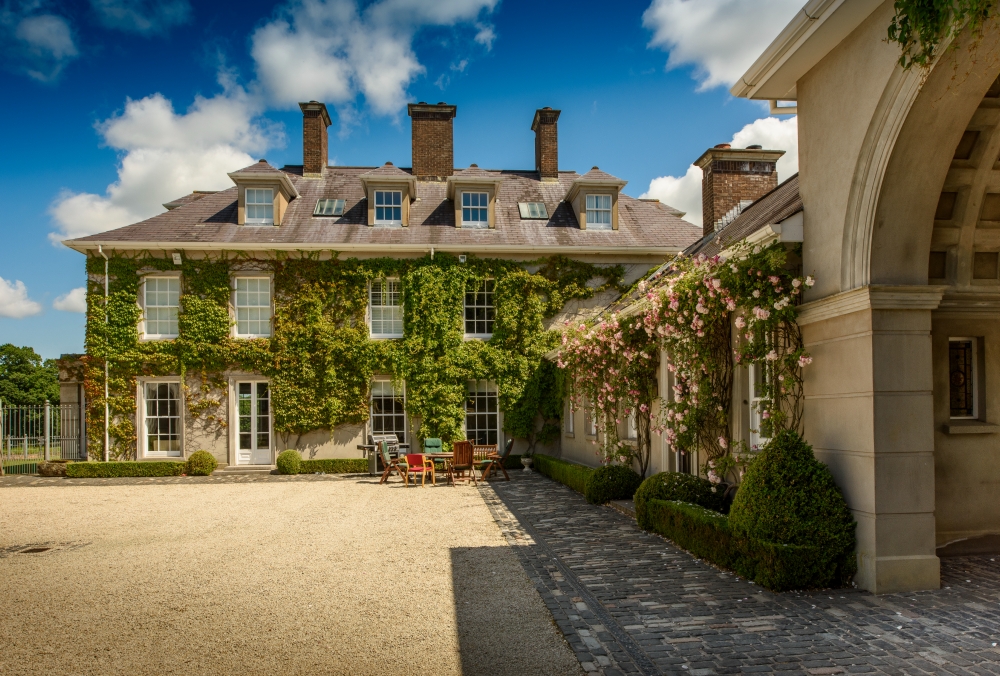 Grand Replica Linen House with Barrel-Vaulted Archway