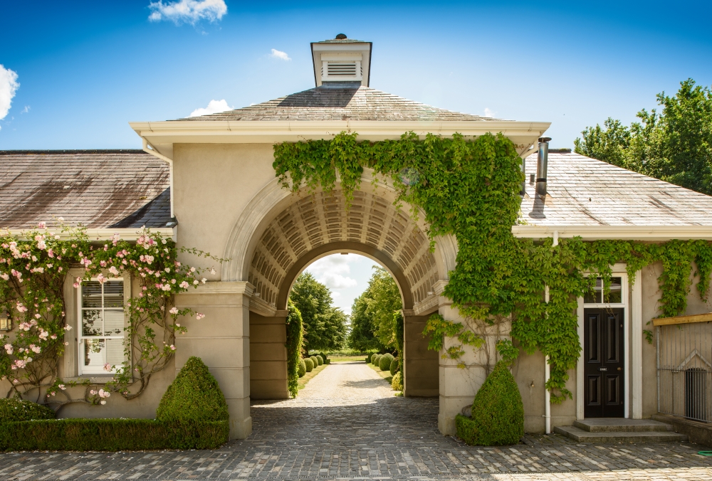 Grand Replica Linen House with Barrel-Vaulted Archway Grand Replica Linen House with Barrel-Vaulted Archway