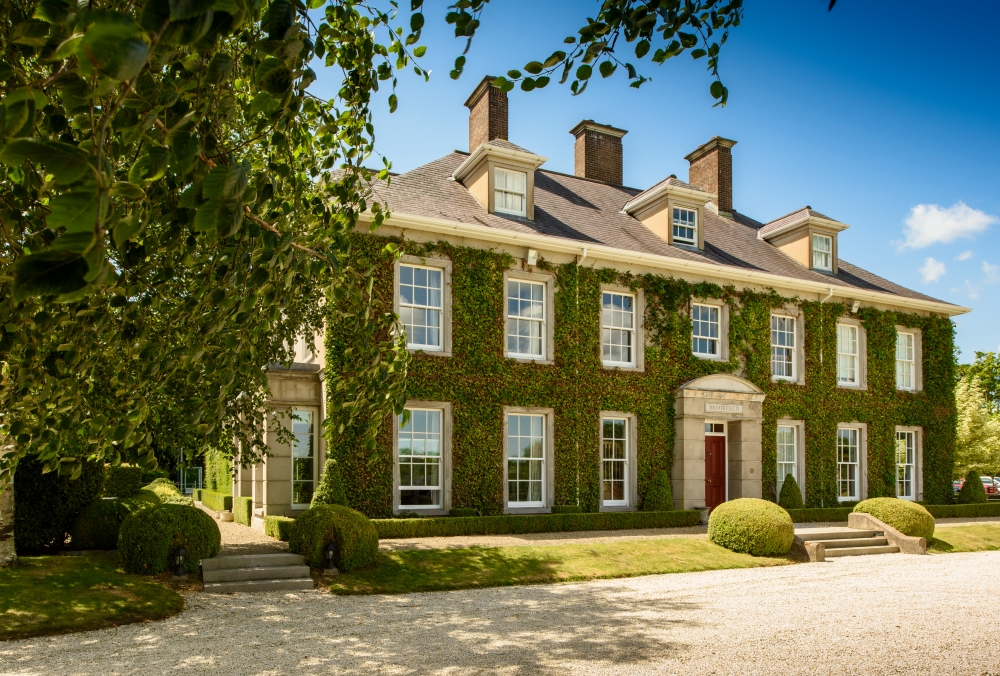 Grand Replica Linen House with Barrel-Vaulted Archway