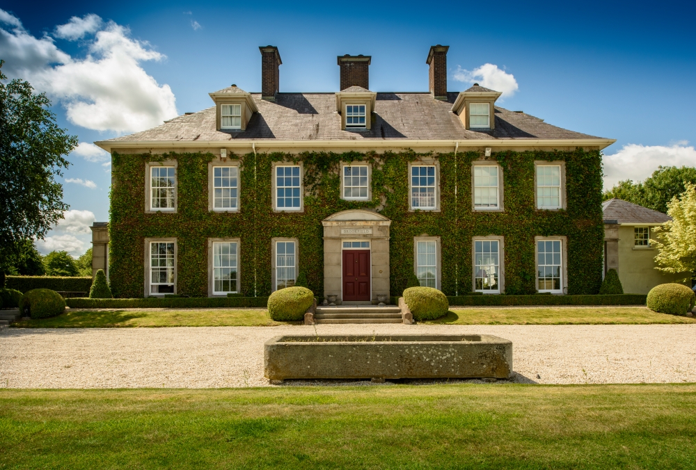 Grand Replica Linen House with Barrel-Vaulted Archway