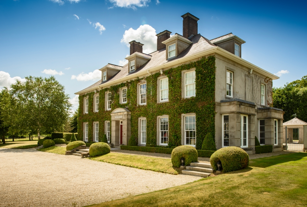 Grand Replica Linen House with Barrel-Vaulted Archway