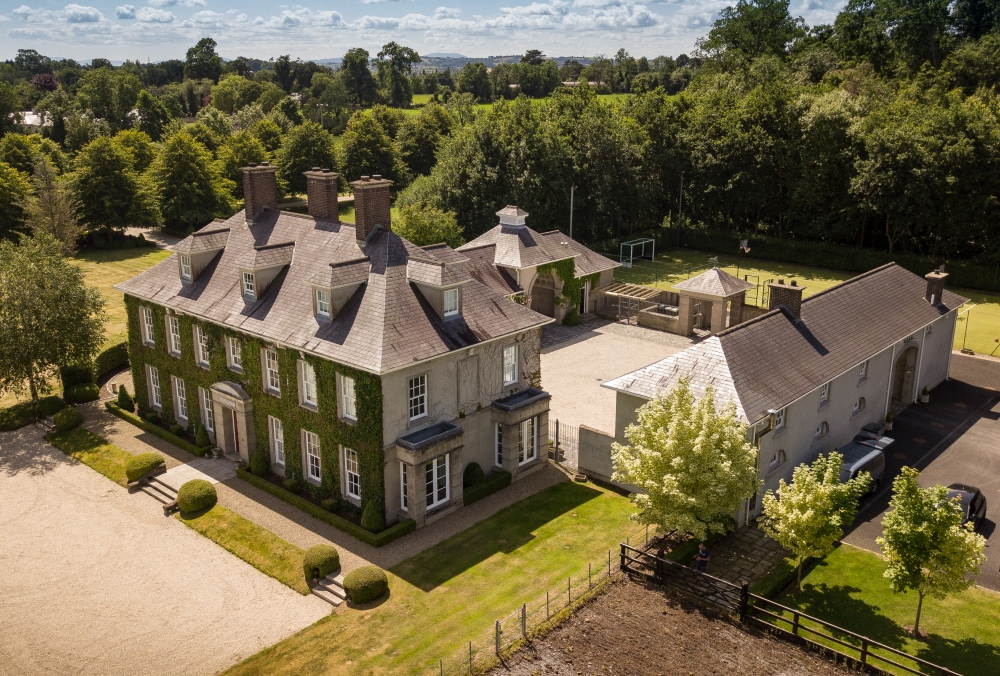 Grand Replica Linen House with Barrel-Vaulted Archway