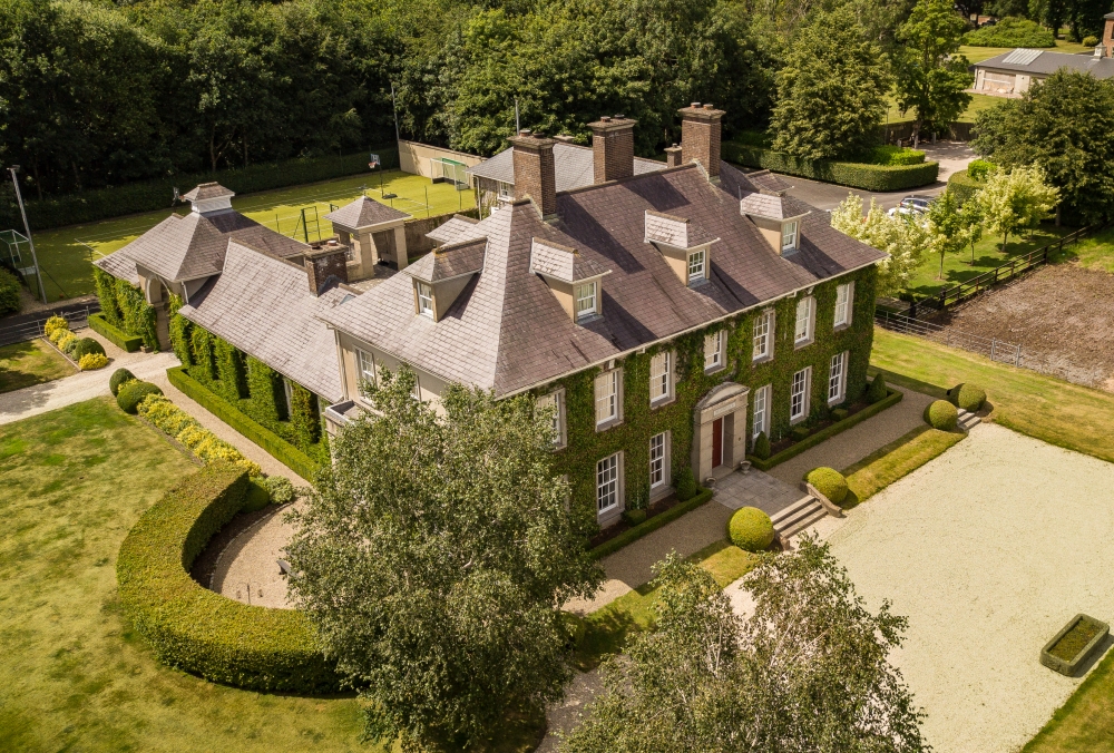 Grand Replica Linen House with Barrel-Vaulted Archway Grand Replica Linen House with Barrel-Vaulted Archway