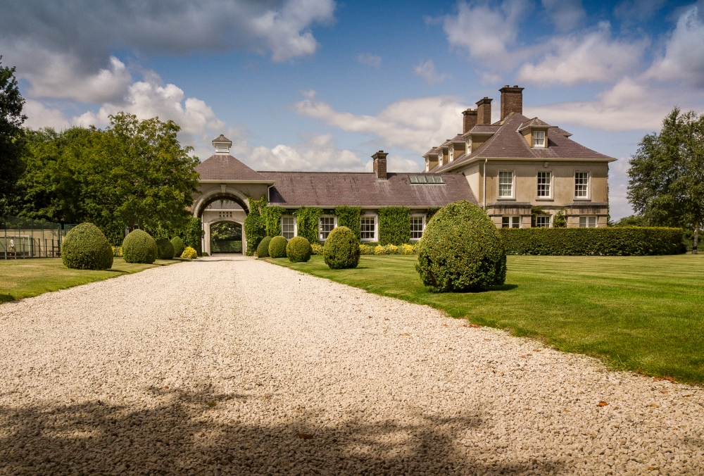 Grand Replica Linen House with Barrel-Vaulted Archway