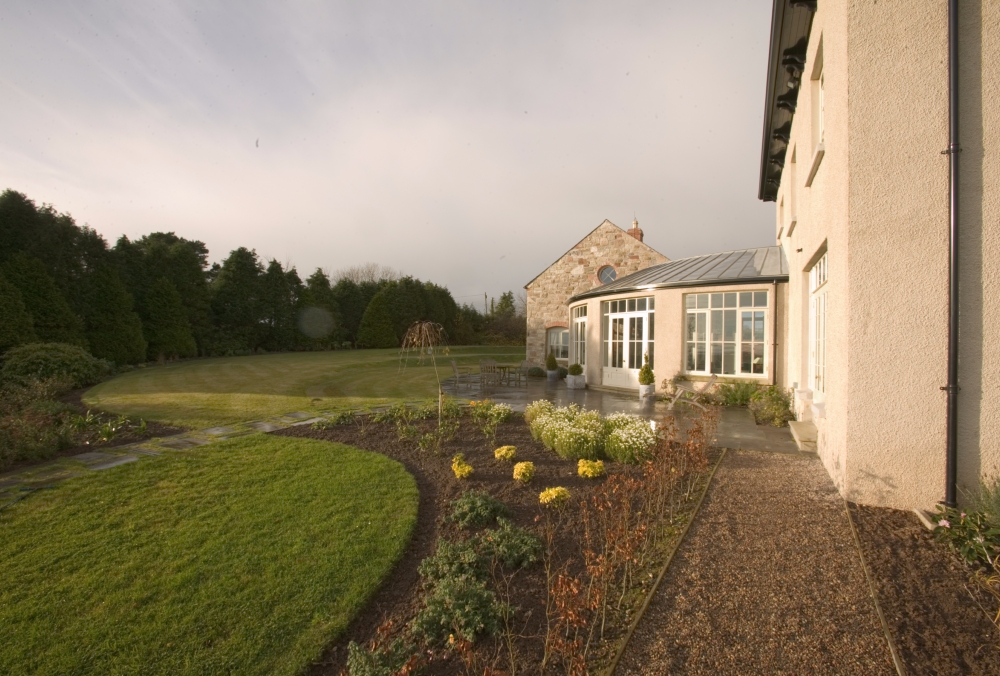 New Country House Set on Top of a Drumlin New Country House Set on Top of a Drumlin