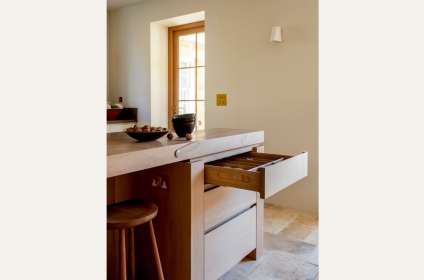 Artichoke Joinery in a Minimalist Architectural Setting